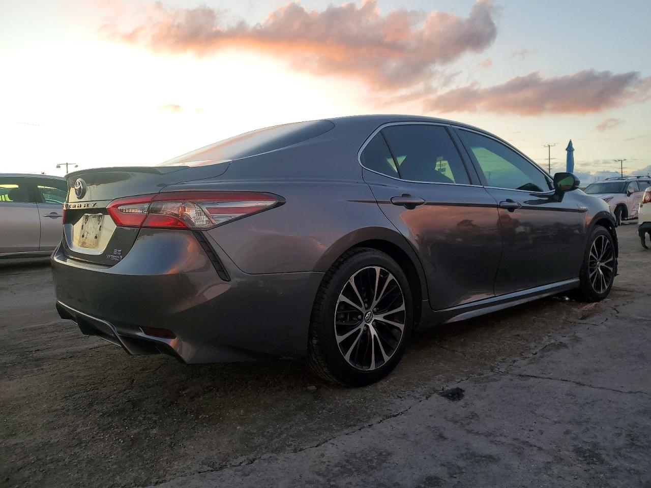 2018 TOYOTA CAMRY HYBRID photo 3