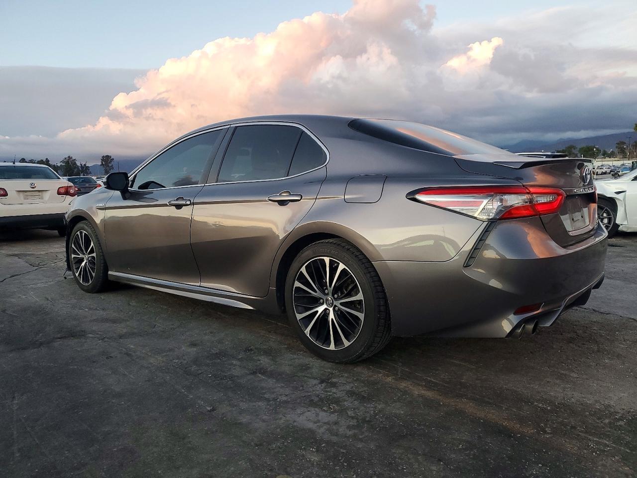 2018 TOYOTA CAMRY HYBRID photo 2