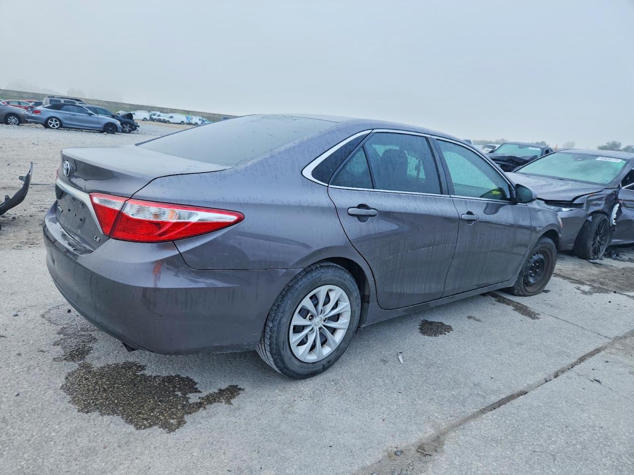 2015 TOYOTA CAMRY LE photo 3