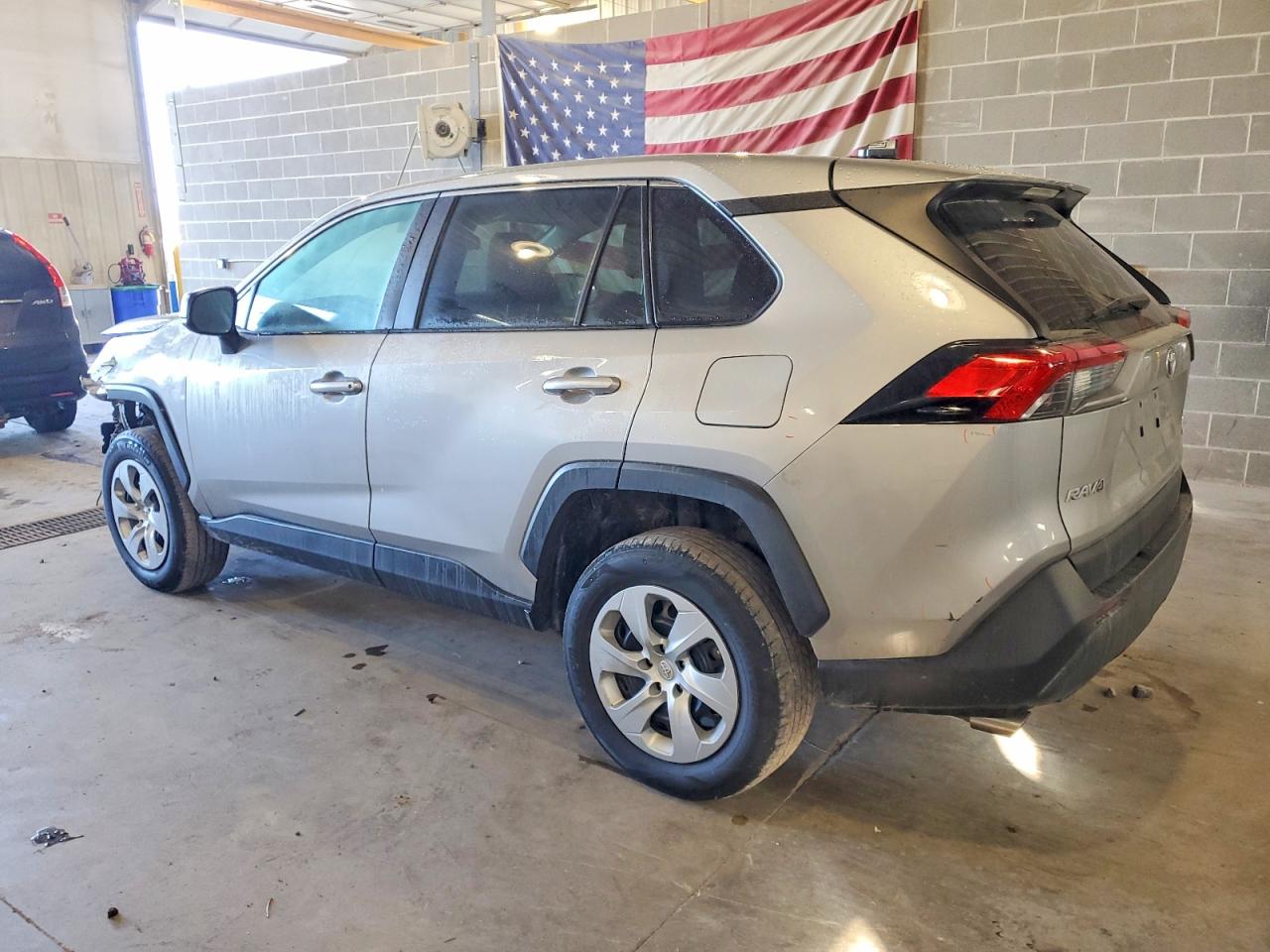 2022 TOYOTA RAV4 LE photo 2