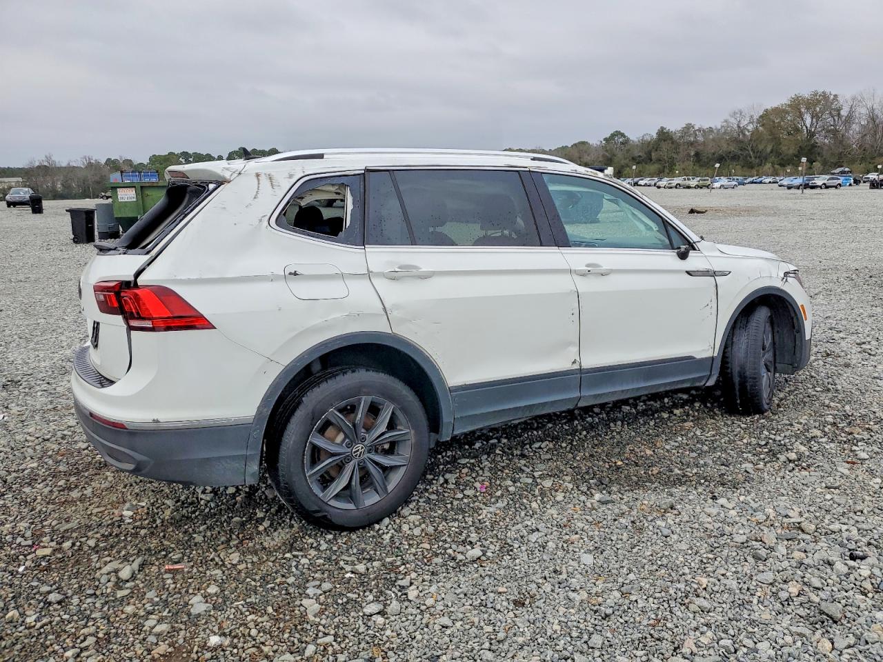 2024 VOLKSWAGEN TIGUAN SE photo 3