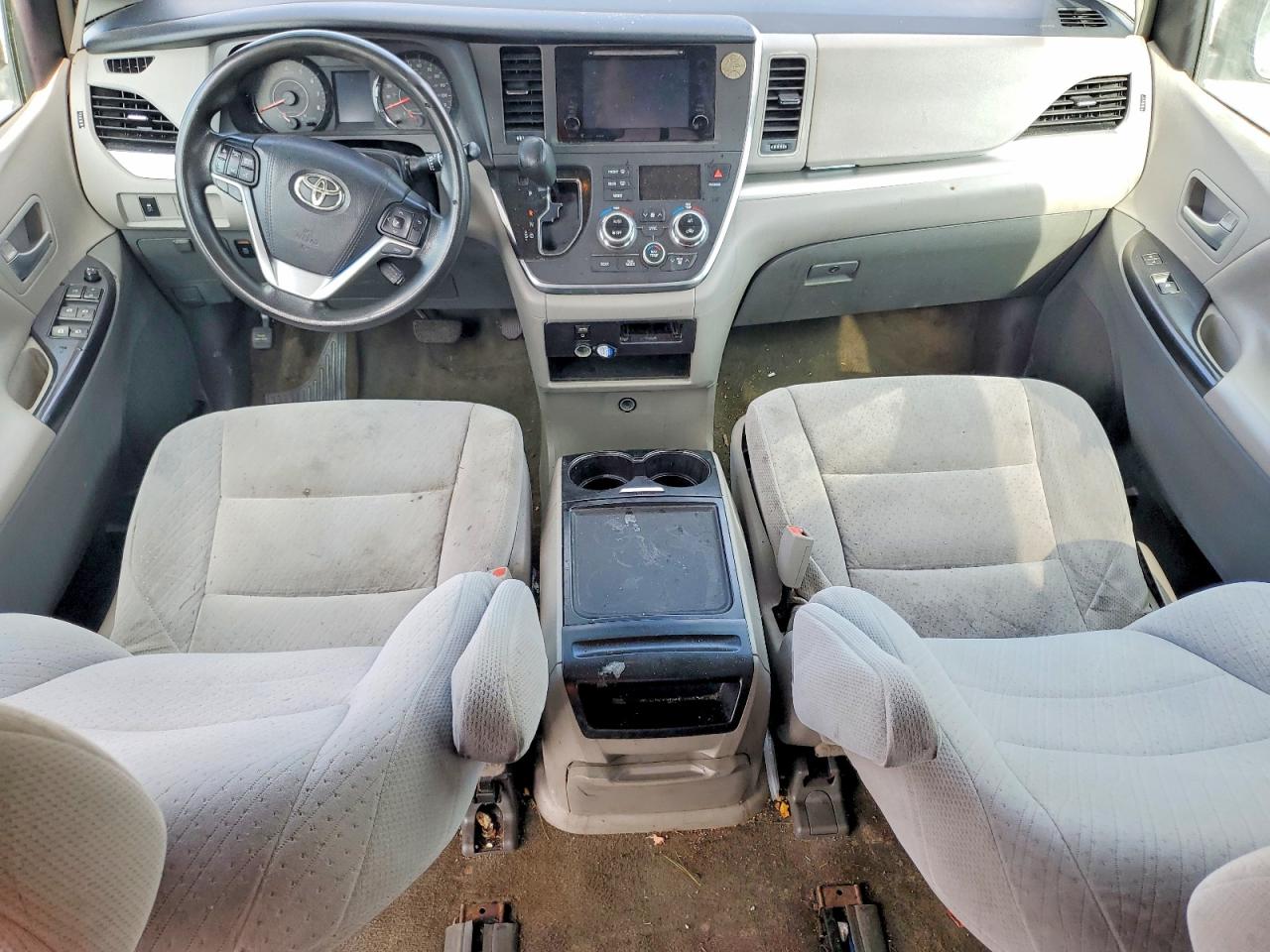 2017 TOYOTA SIENNA LE photo 8