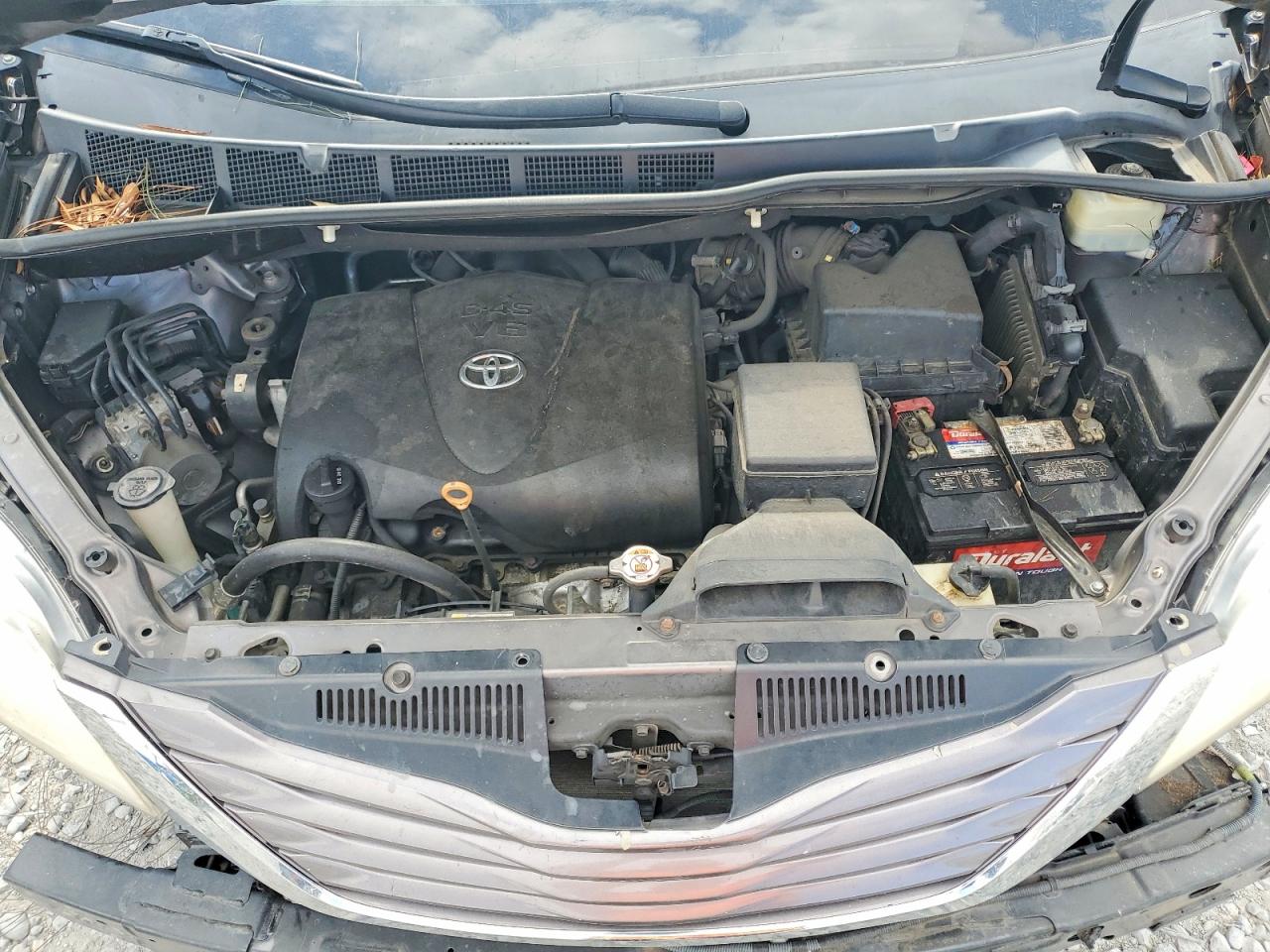 2017 TOYOTA SIENNA LE photo 12