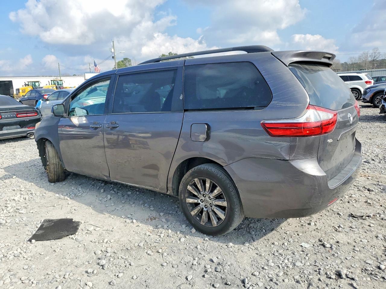 2017 TOYOTA SIENNA LE photo 2