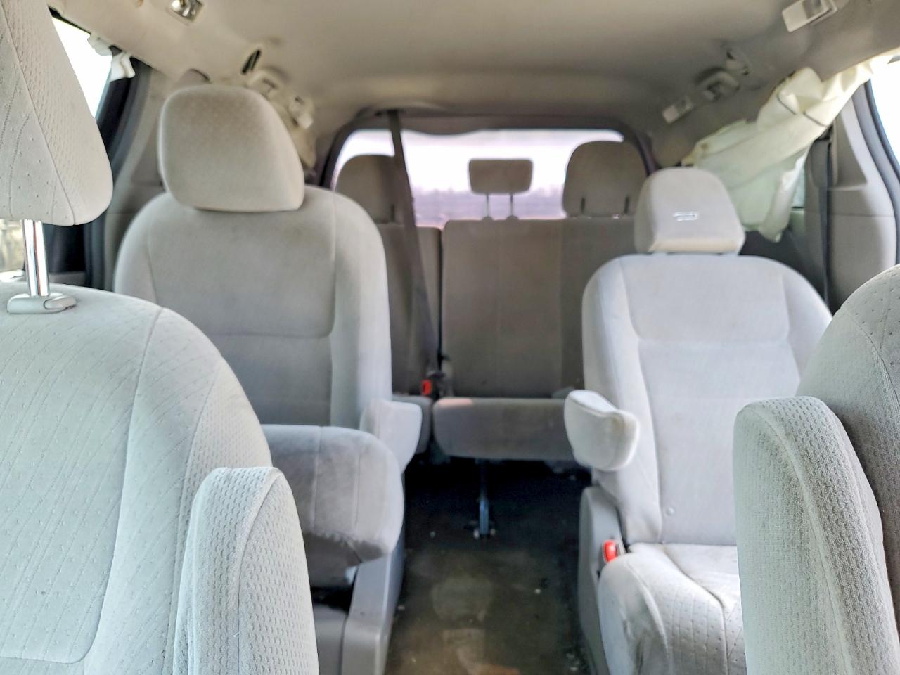 2017 TOYOTA SIENNA LE photo 10