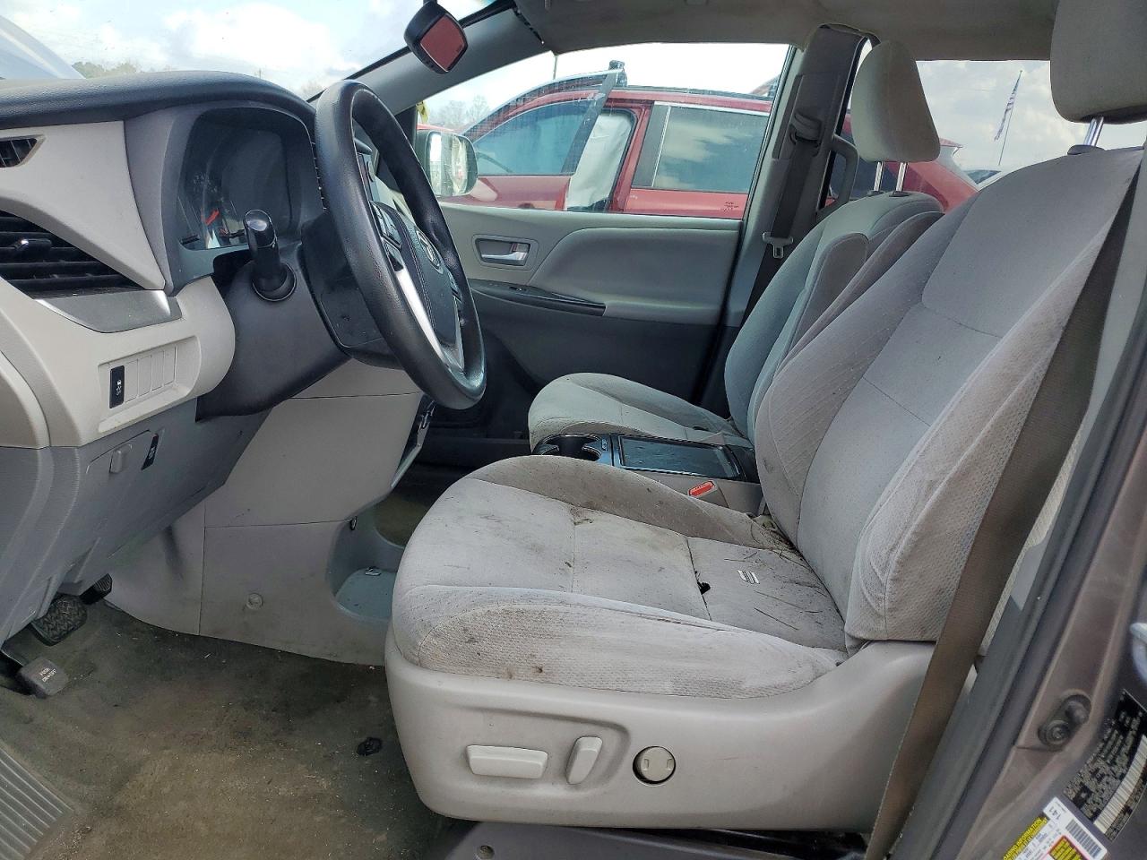 2017 TOYOTA SIENNA LE photo 7