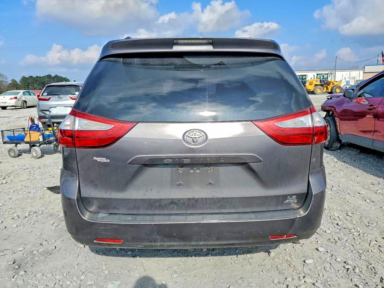 2017 TOYOTA SIENNA LE photo 6