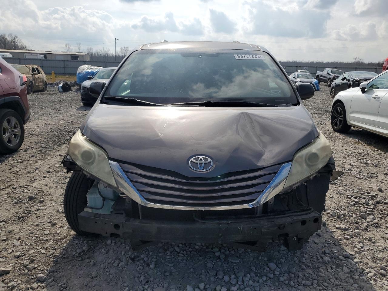 2017 TOYOTA SIENNA LE photo 5