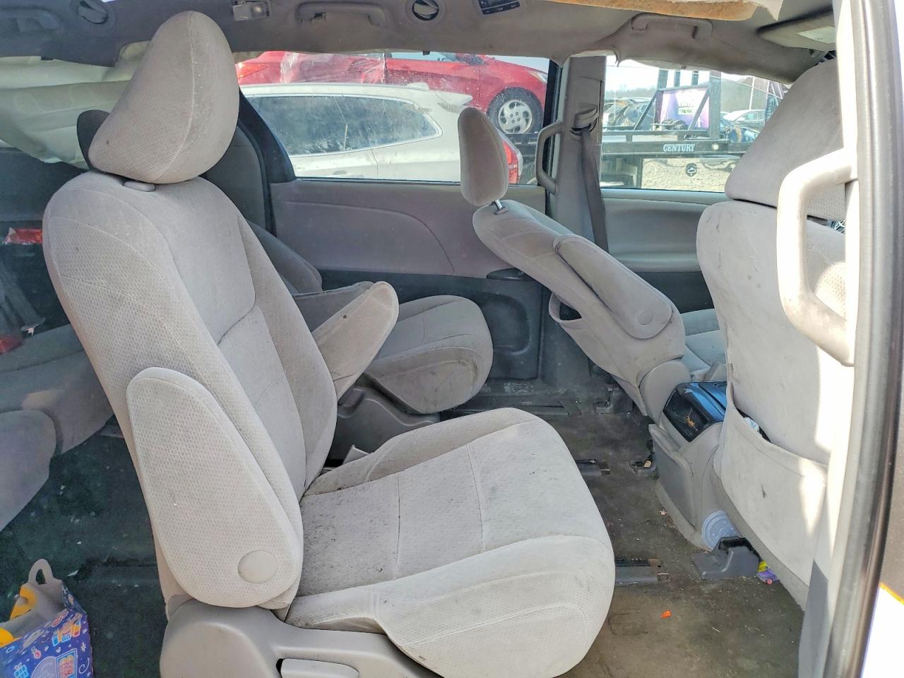2017 TOYOTA SIENNA LE photo 11