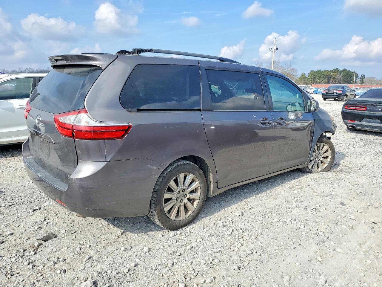 2017 TOYOTA SIENNA LE photo 3