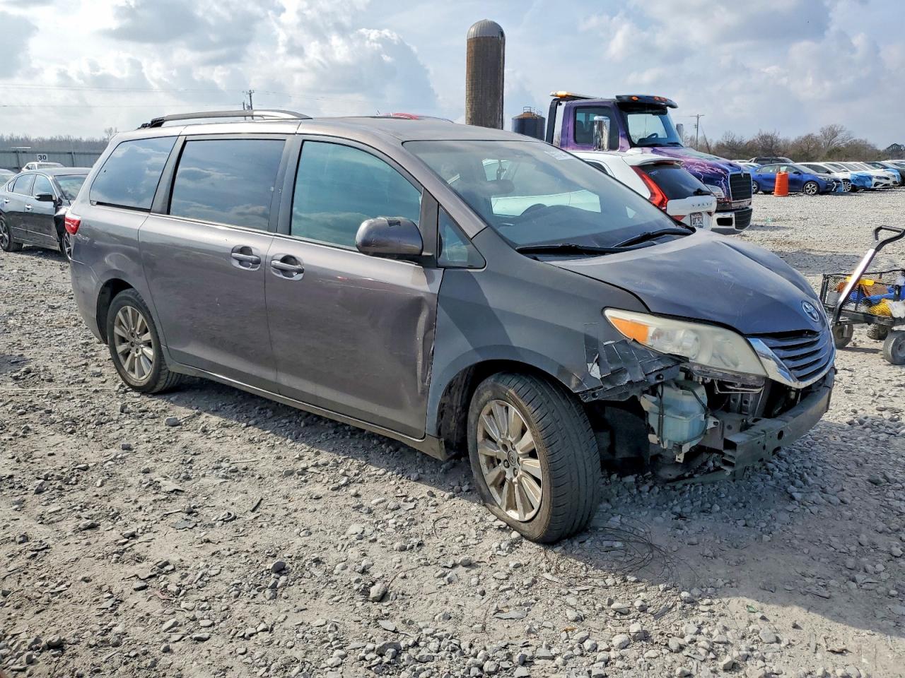 2017 TOYOTA SIENNA LE photo 4