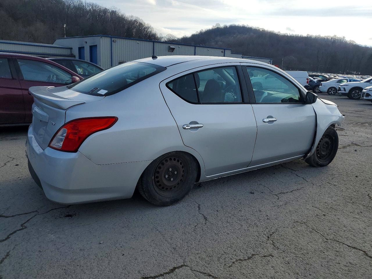 2019 NISSAN VERSA S photo 3
