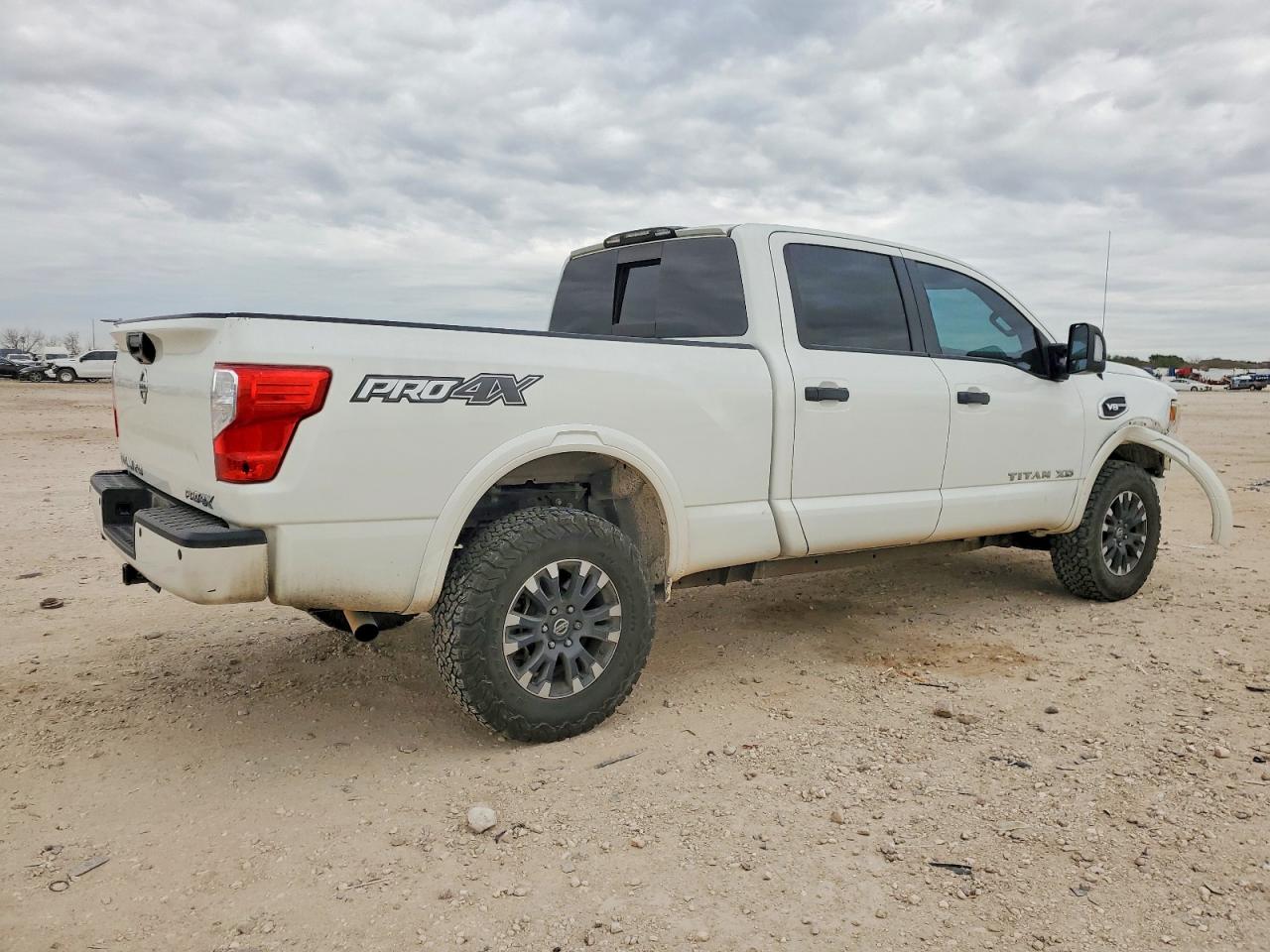 2018 NISSAN TITAN XD SL photo 3