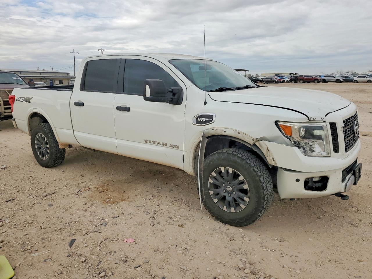 2018 NISSAN TITAN XD SL photo 4
