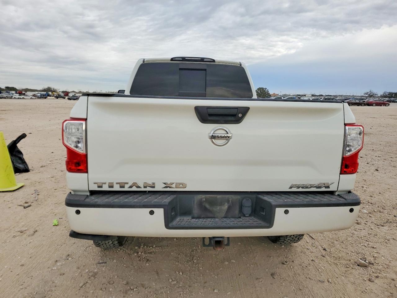 2018 NISSAN TITAN XD SL photo 6