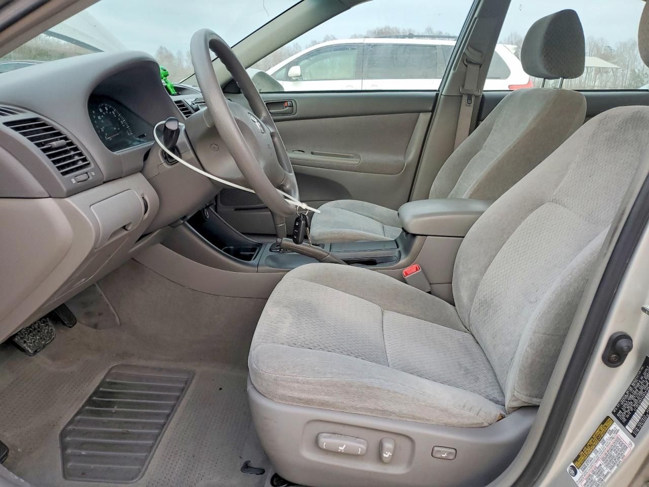 2004 TOYOTA CAMRY LE photo 7