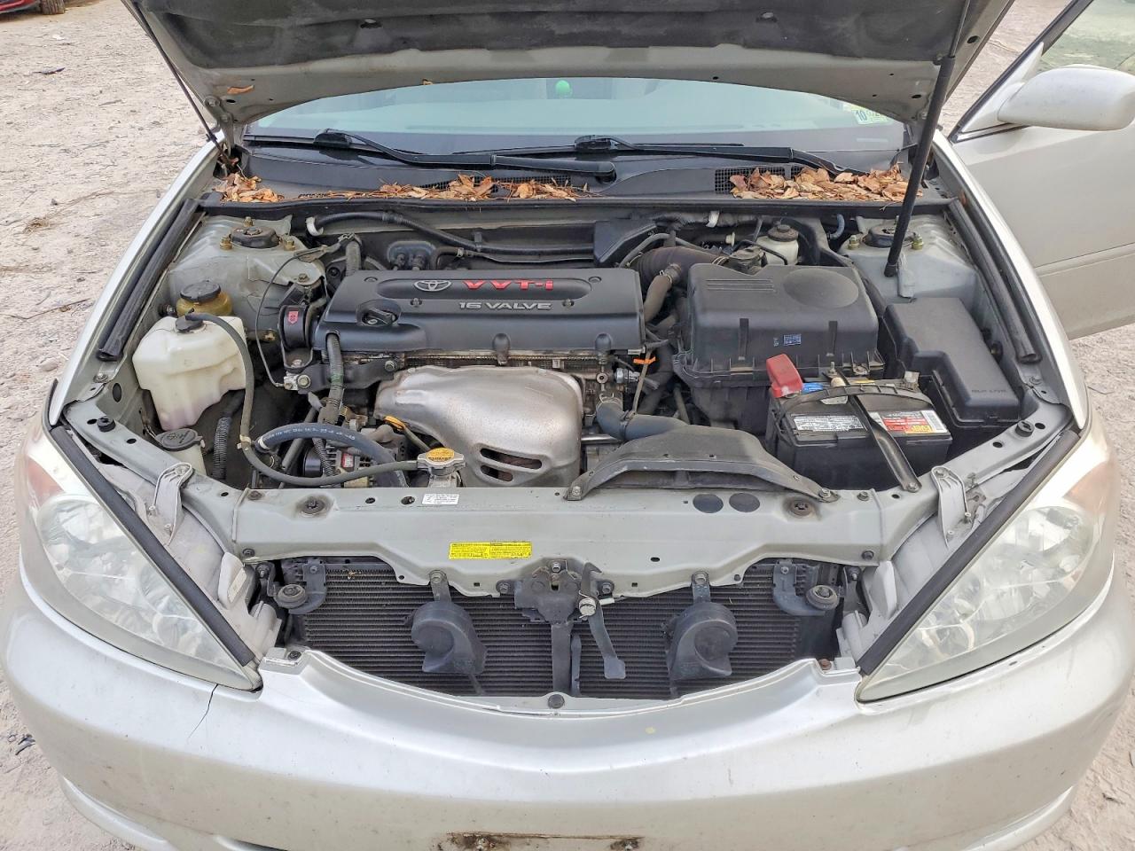 2004 TOYOTA CAMRY LE photo 11