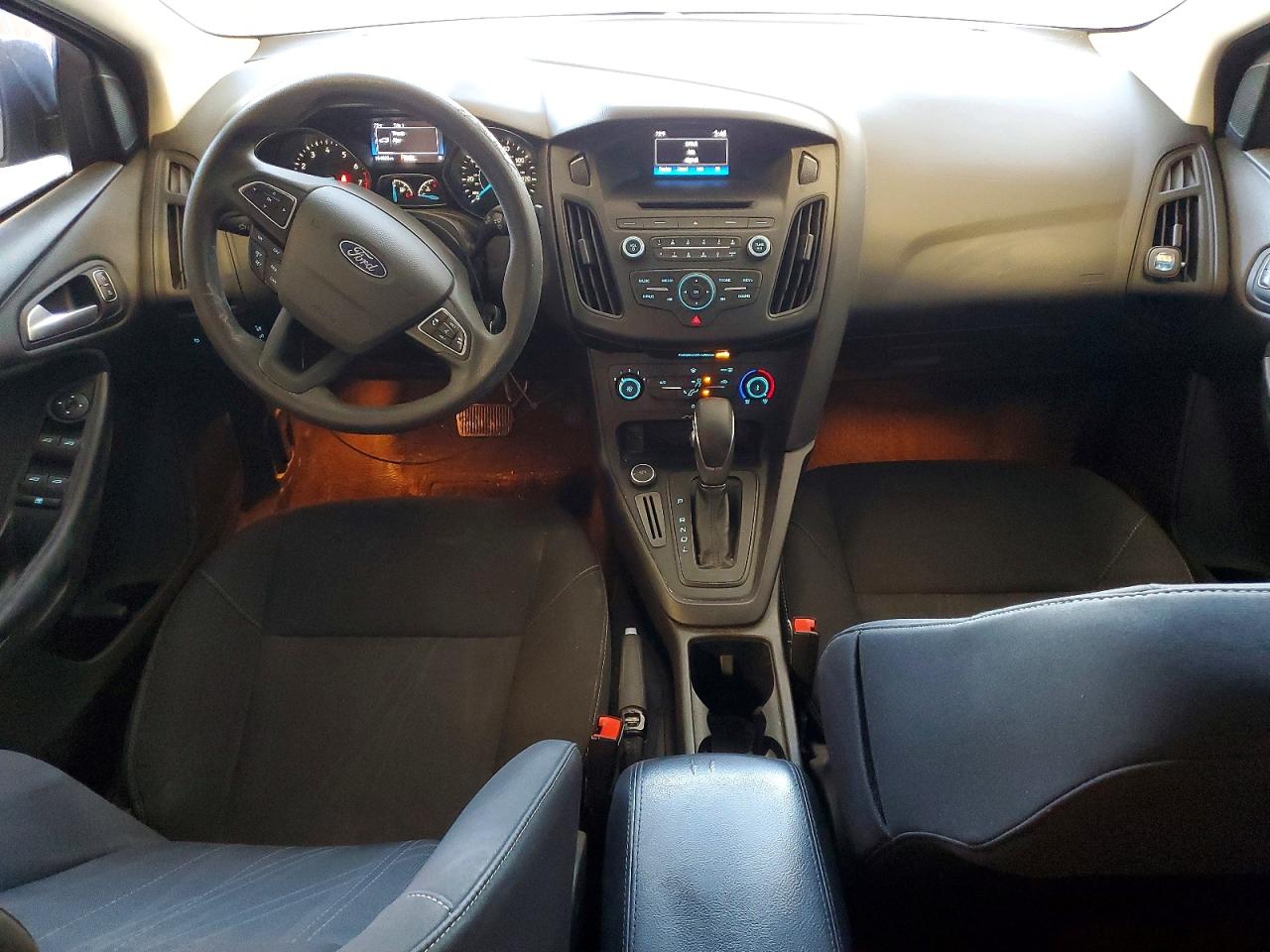 2017 FORD FOCUS SE photo 8