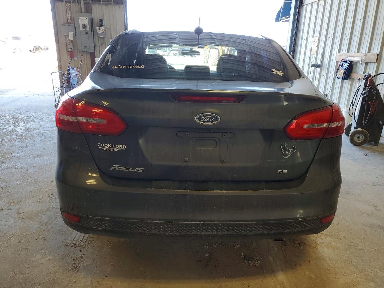 2017 FORD FOCUS SE photo 6