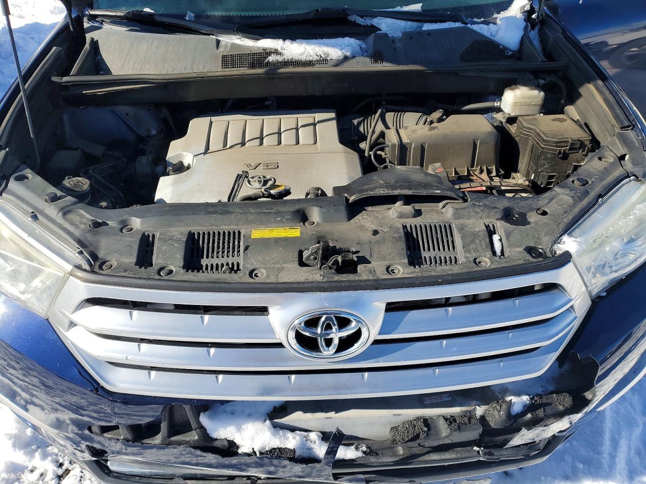 2011 TOYOTA HIGHLANDER BASE photo 12