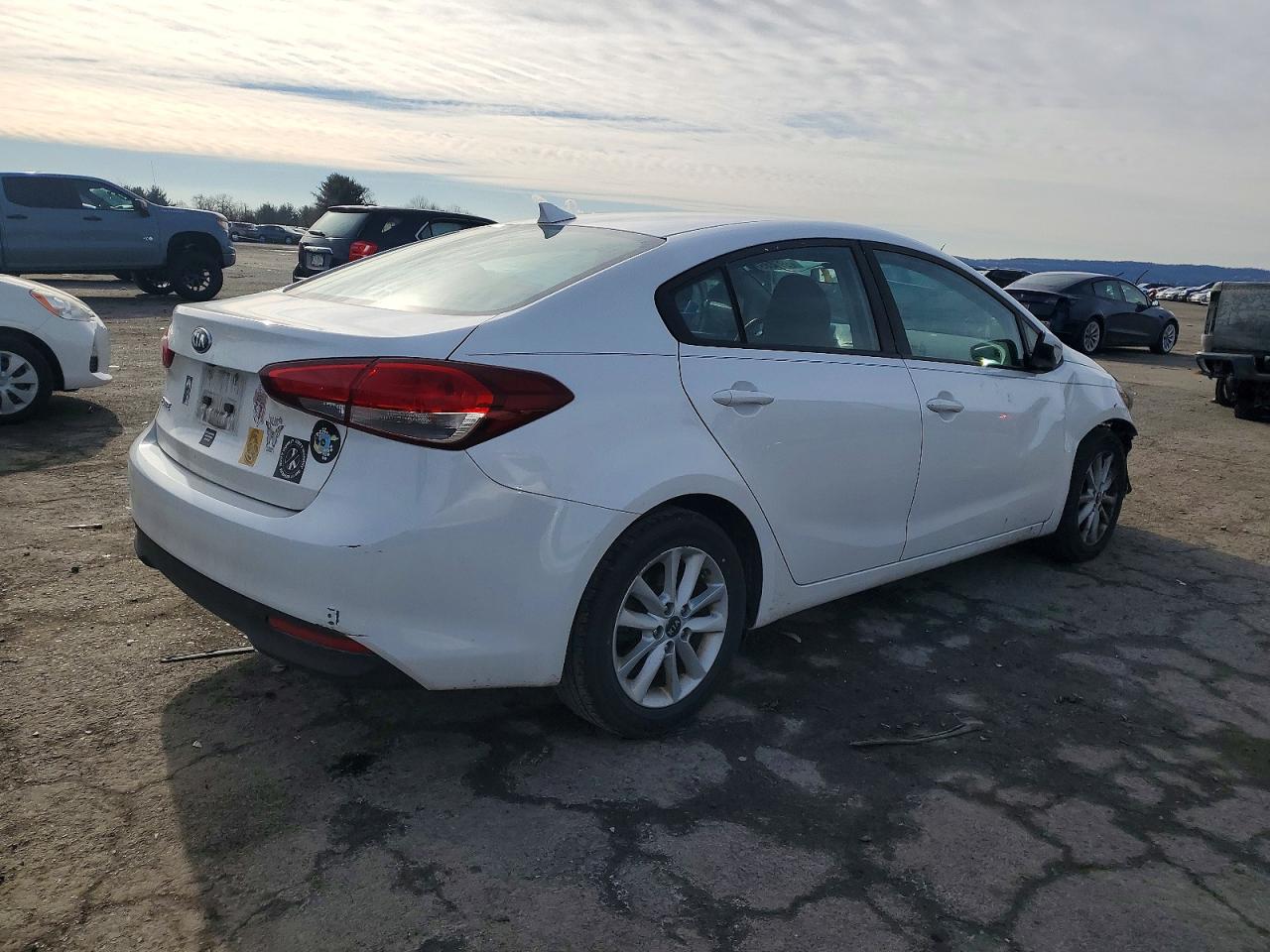 2017 KIA FORTE LX photo 3