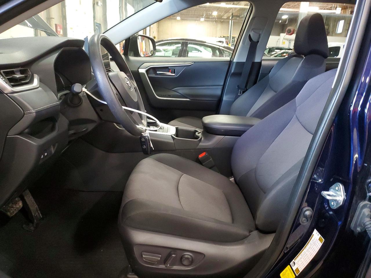 2025 TOYOTA RAV4 XLE photo 7