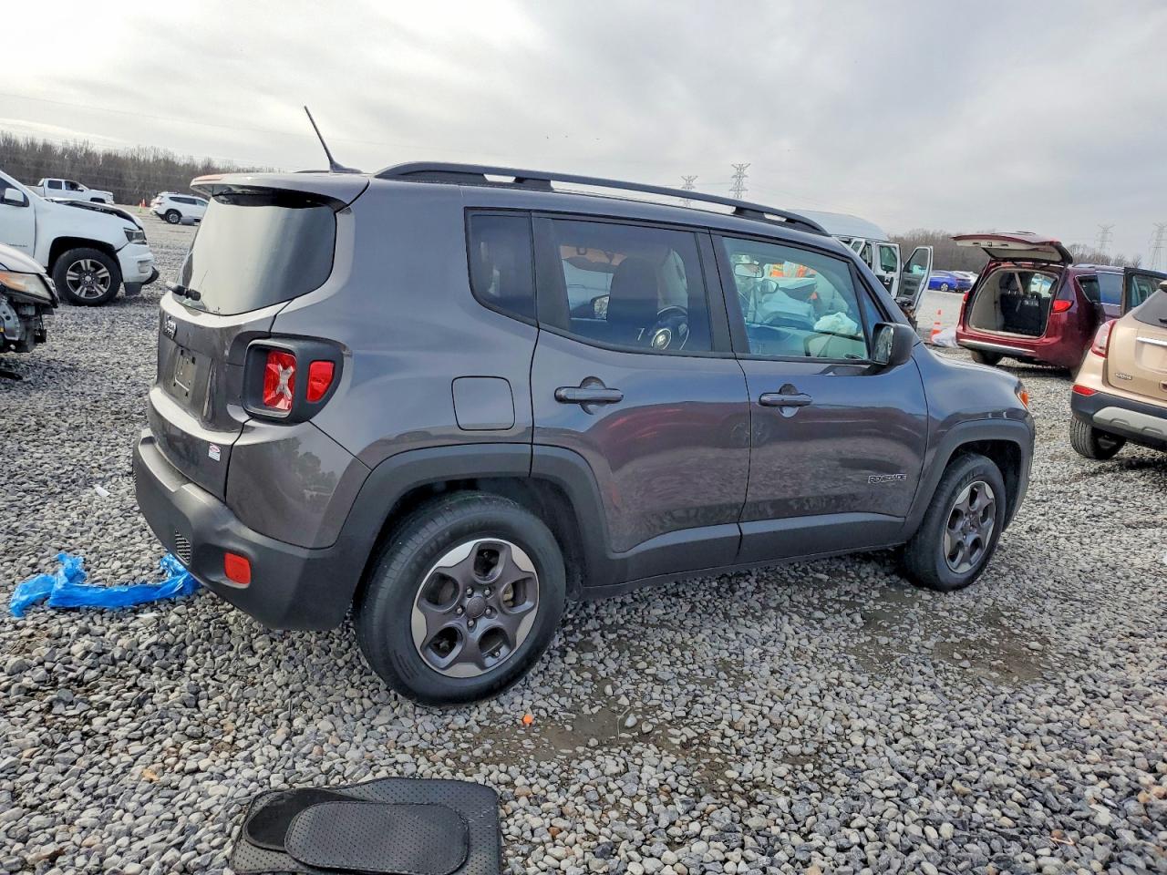 2017 JEEP RENEGADE SPORT photo 3