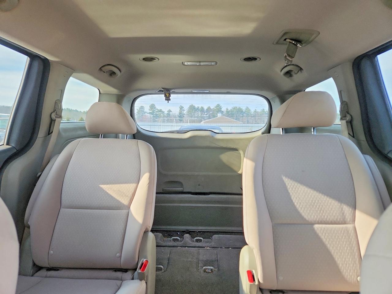2017 KIA SEDONA LX photo 10