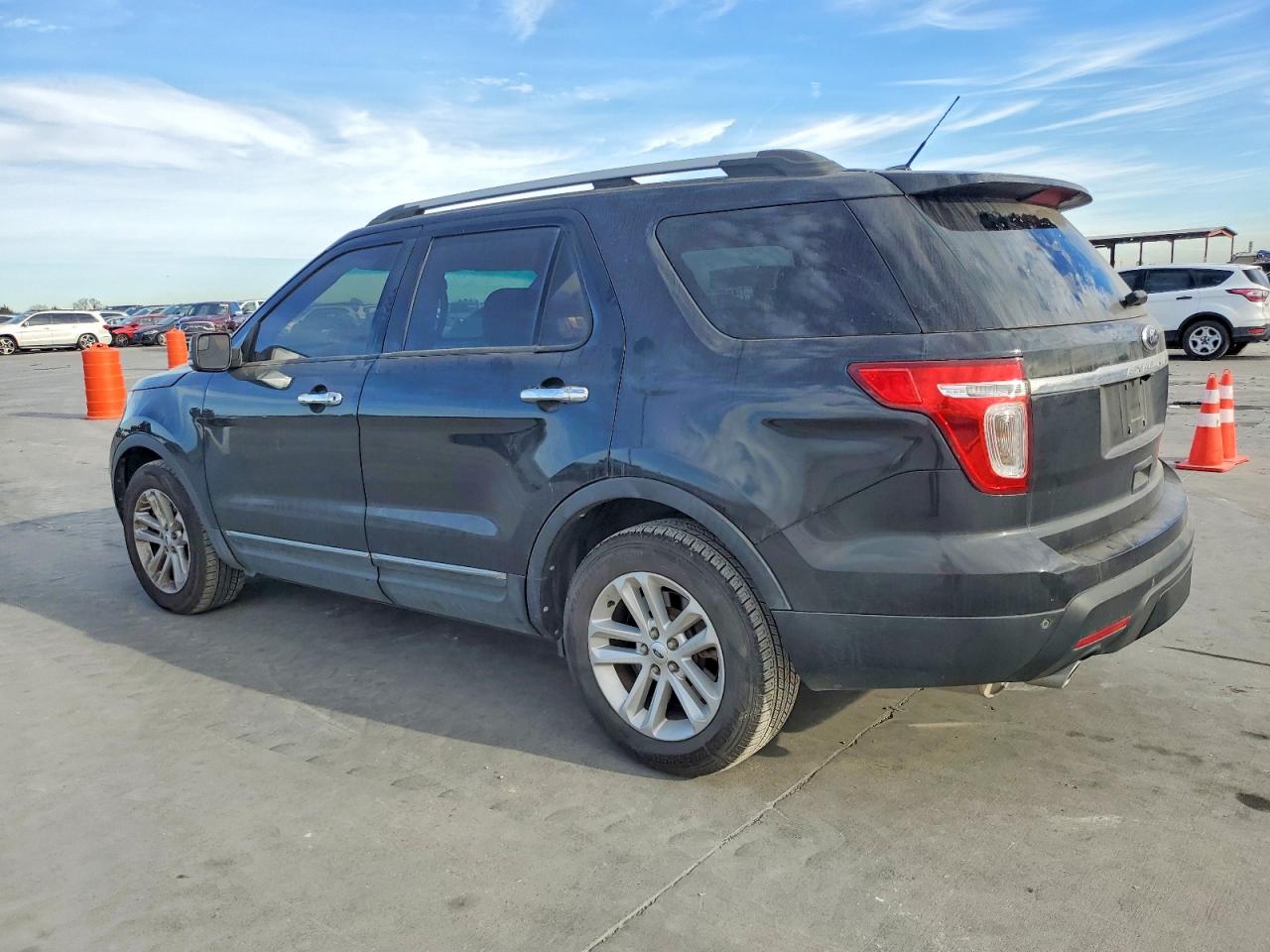 2014 FORD EXPLORER XLT photo 2