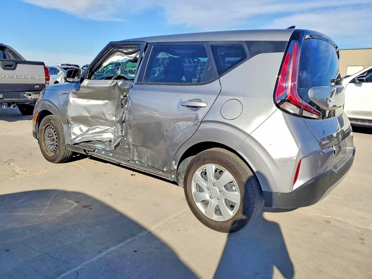 2025 KIA SOUL LX photo 3