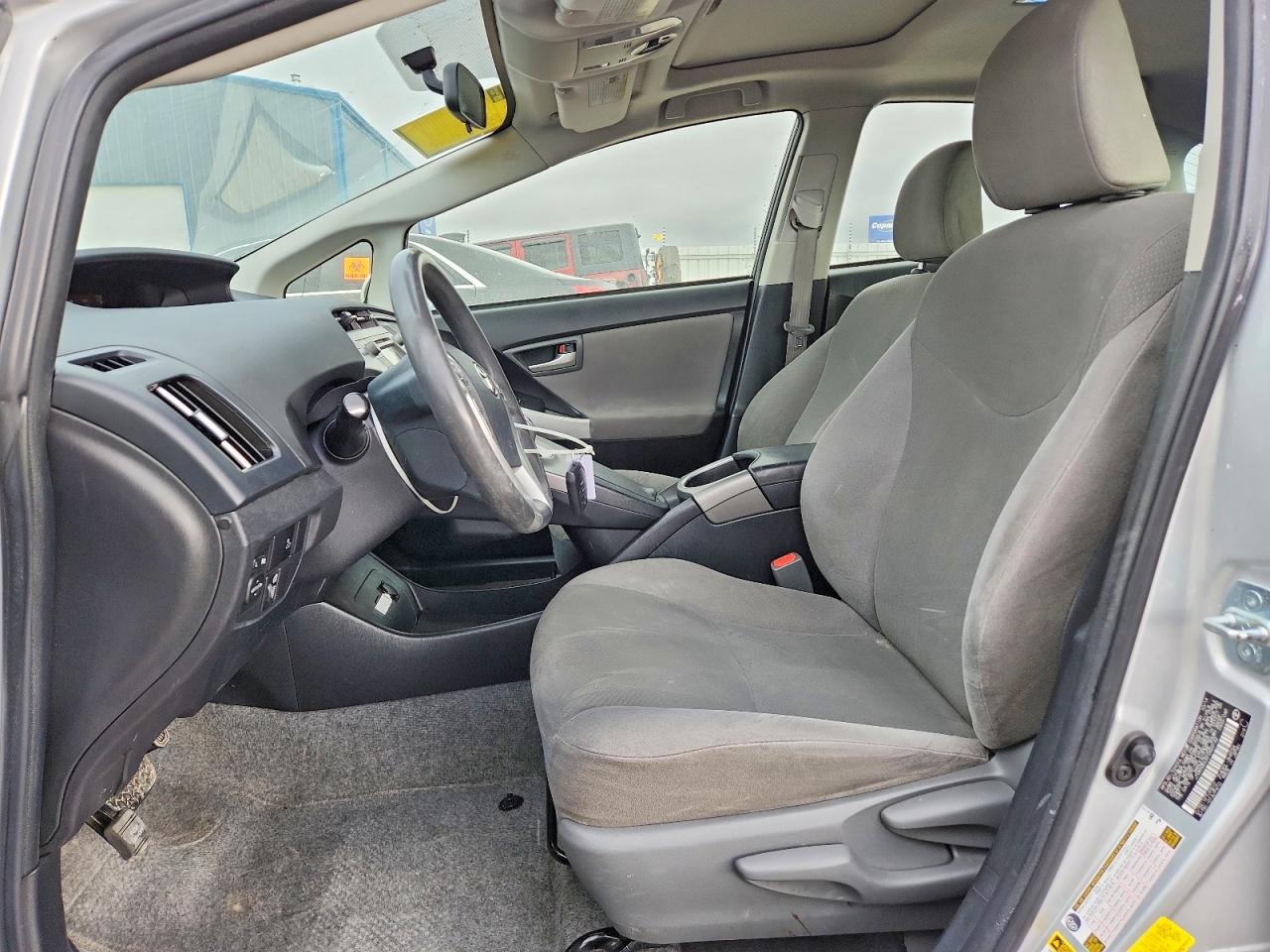 2015 TOYOTA PRIUS photo 13