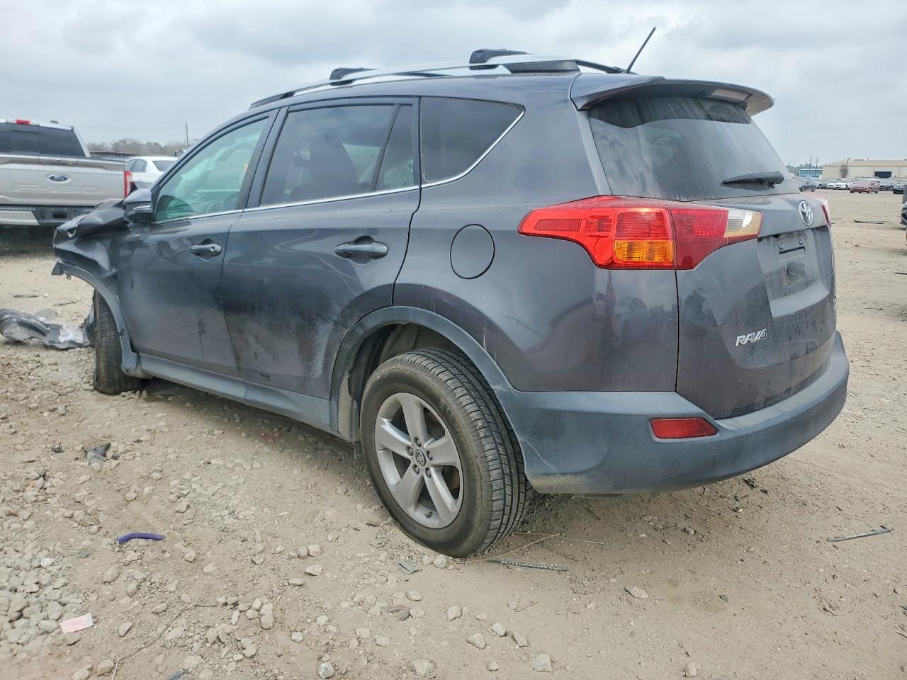 2015 TOYOTA RAV4 XLE photo 2