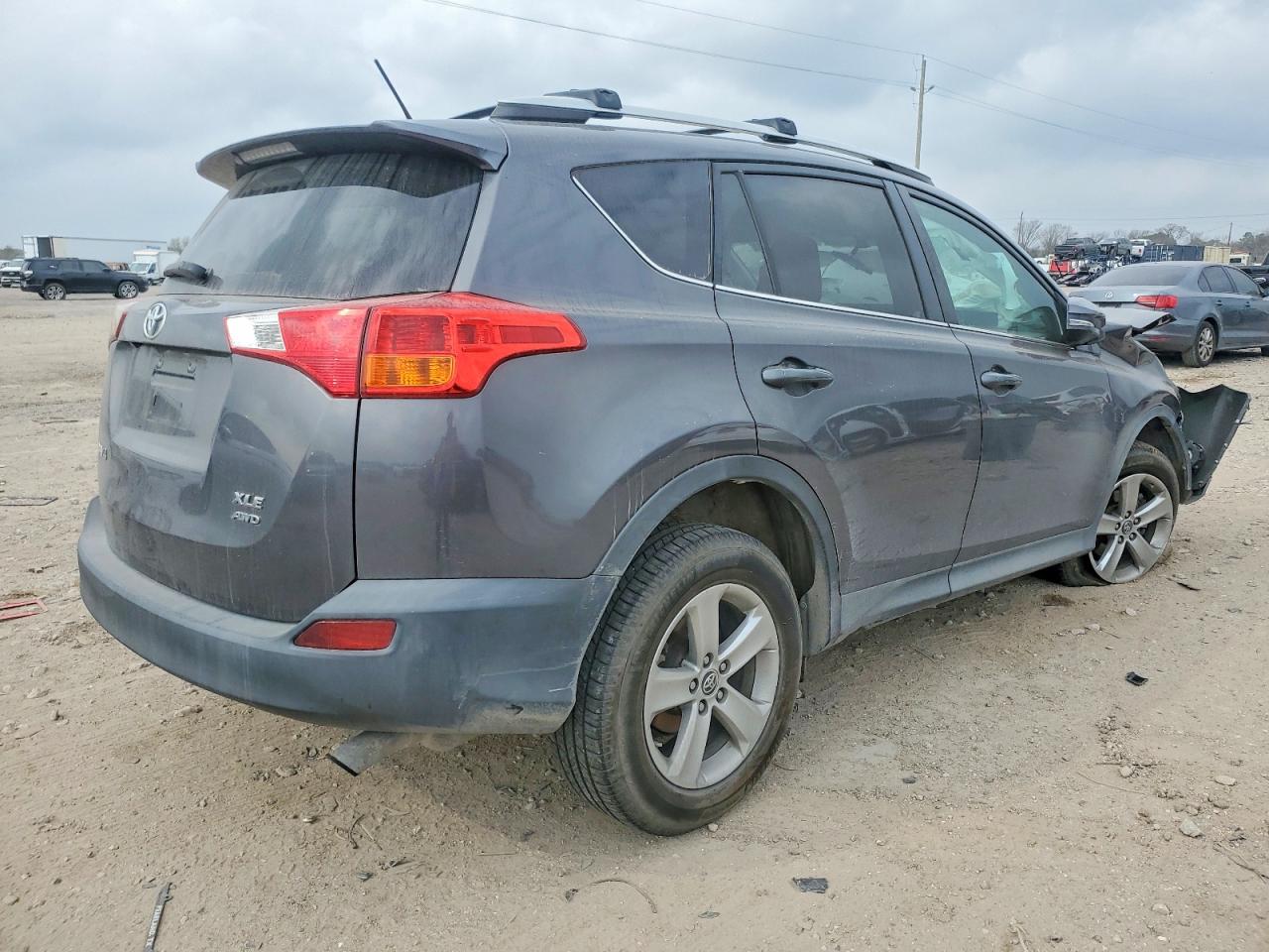 2015 TOYOTA RAV4 XLE photo 3