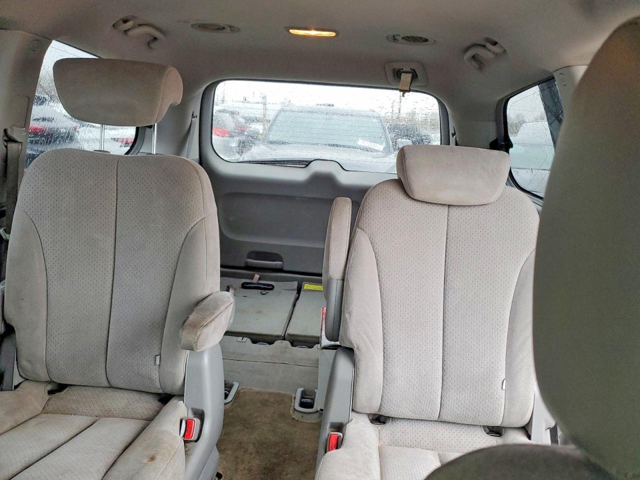 2007 HYUNDAI ENTOURAGE GLS photo 10