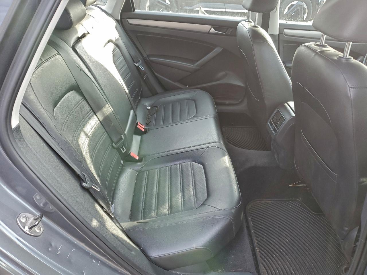 2015 VOLKSWAGEN PASSAT SE photo 10
