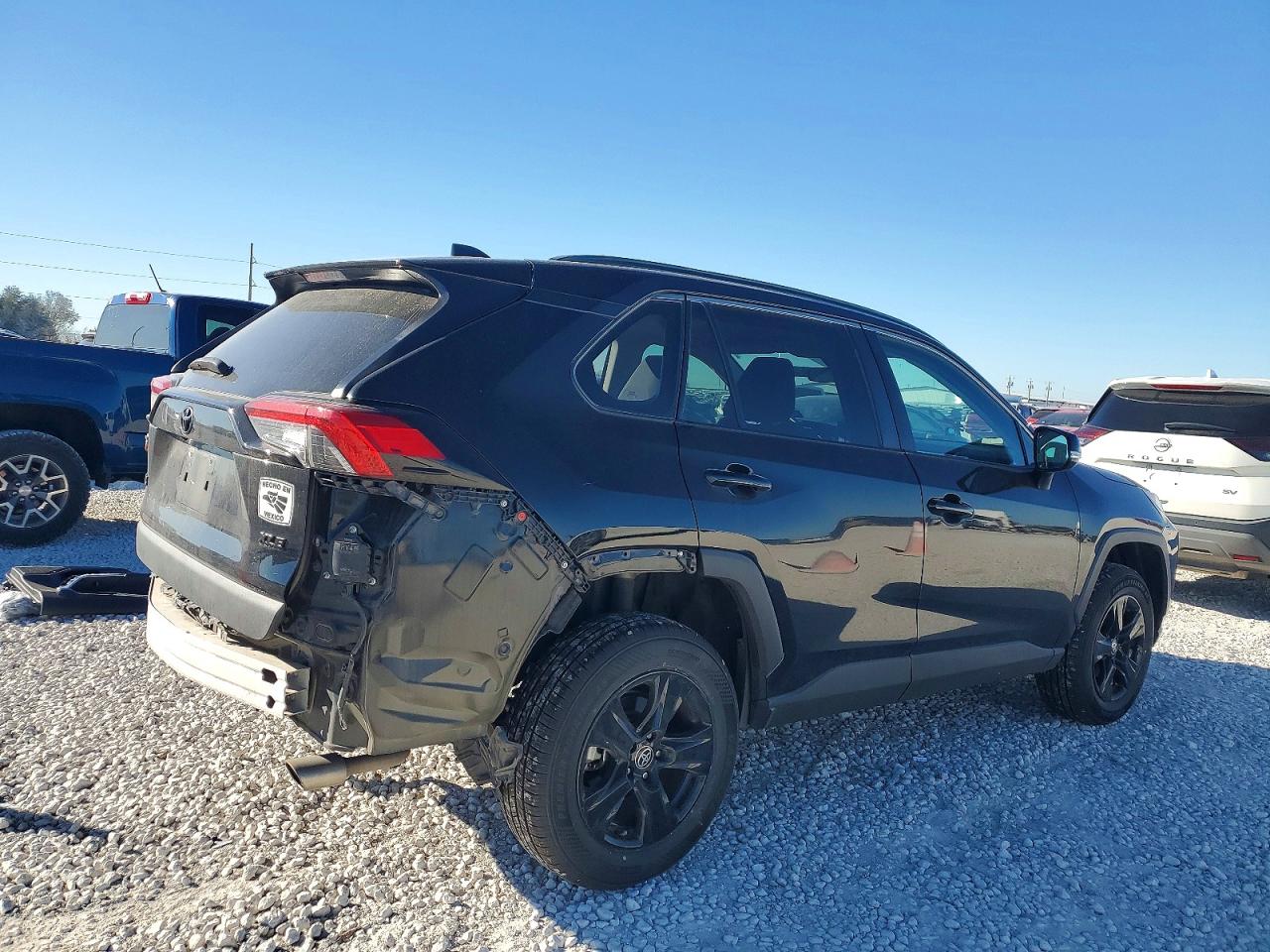 2022 TOYOTA RAV4 XLE photo 3