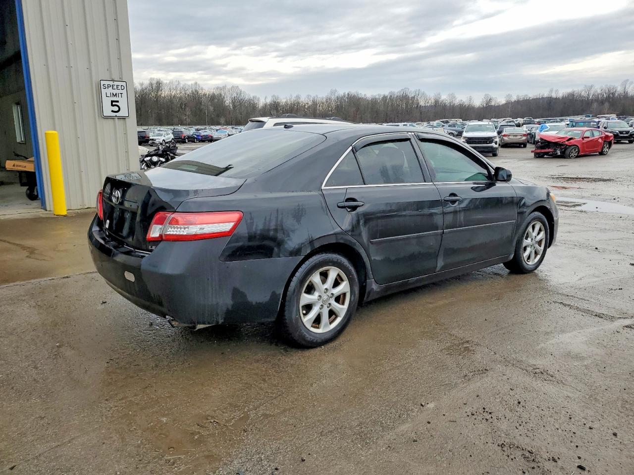 2011 TOYOTA CAMRY BASE photo 3