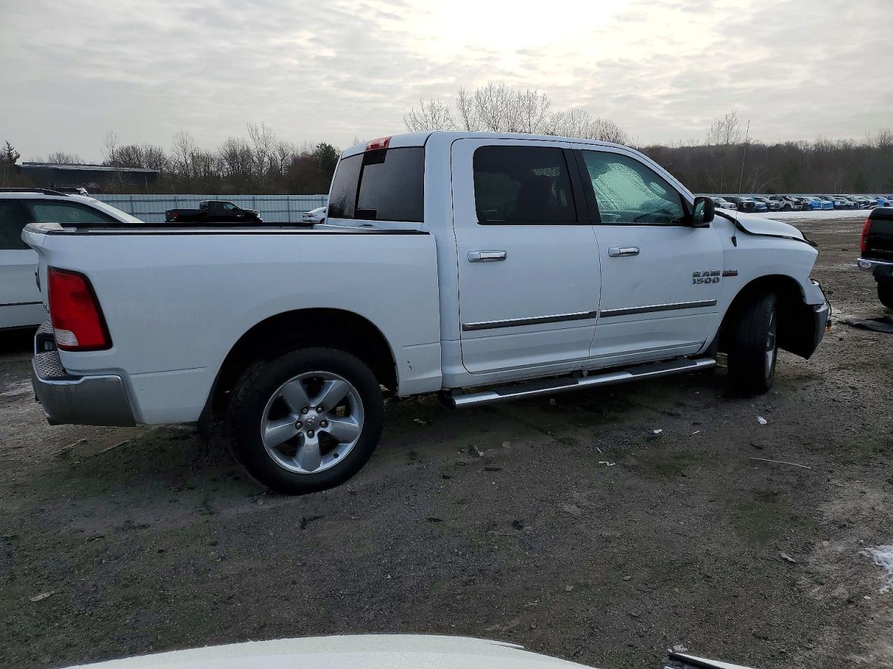 2015 RAM 1500 SLT photo 3