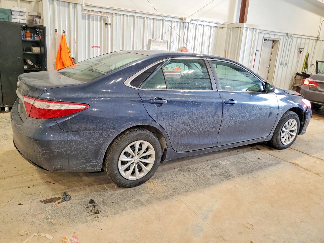 2015 TOYOTA CAMRY LE photo 3