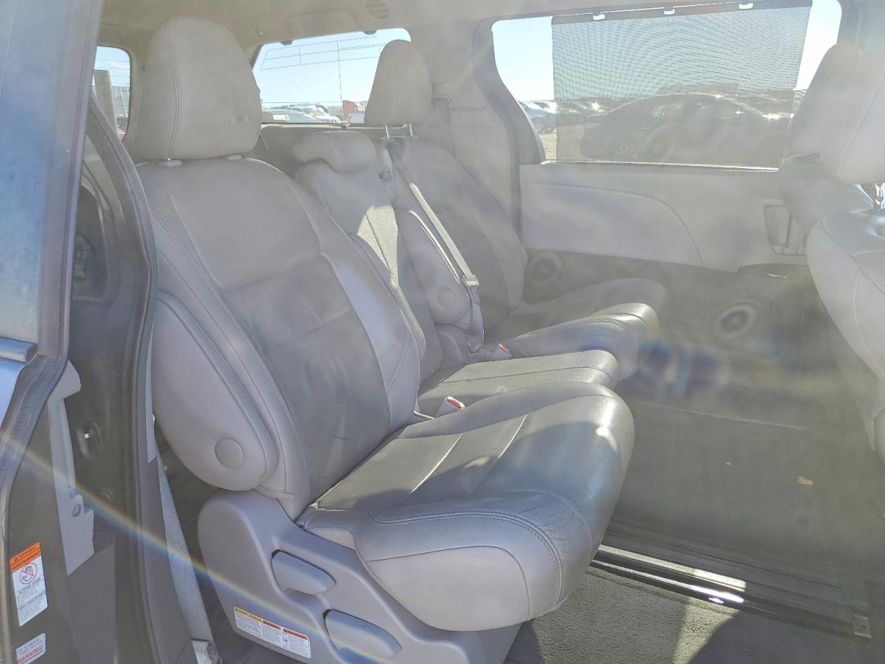 2015 TOYOTA SIENNA XLE photo 11