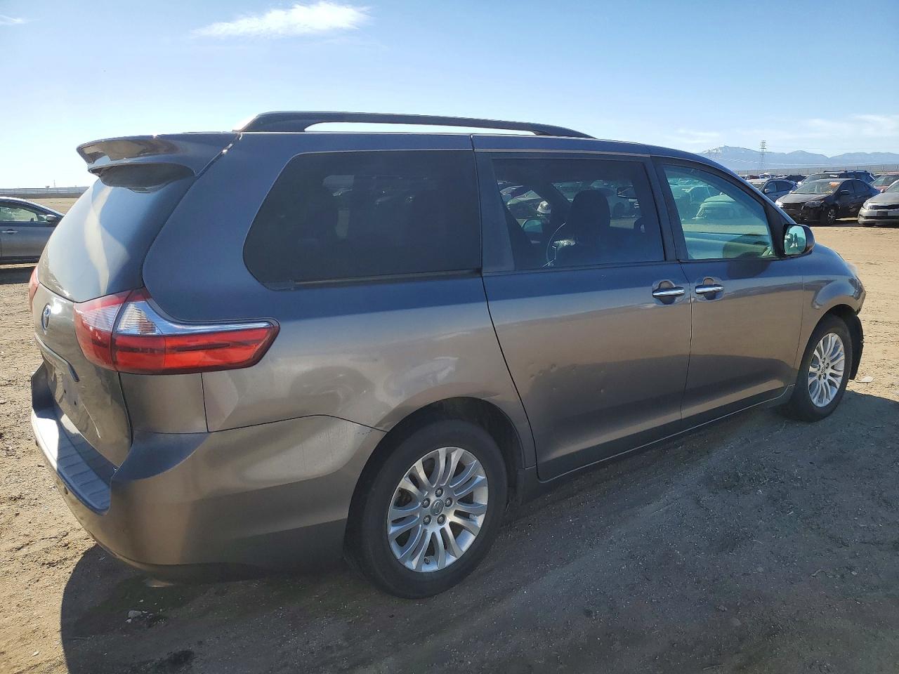 2015 TOYOTA SIENNA XLE photo 3