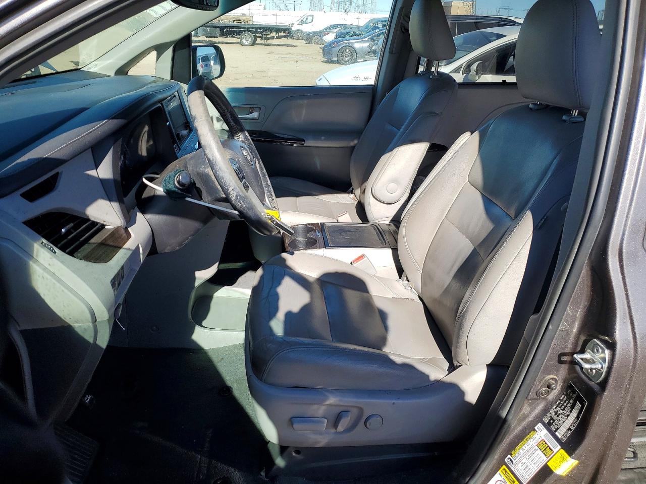 2015 TOYOTA SIENNA XLE photo 7
