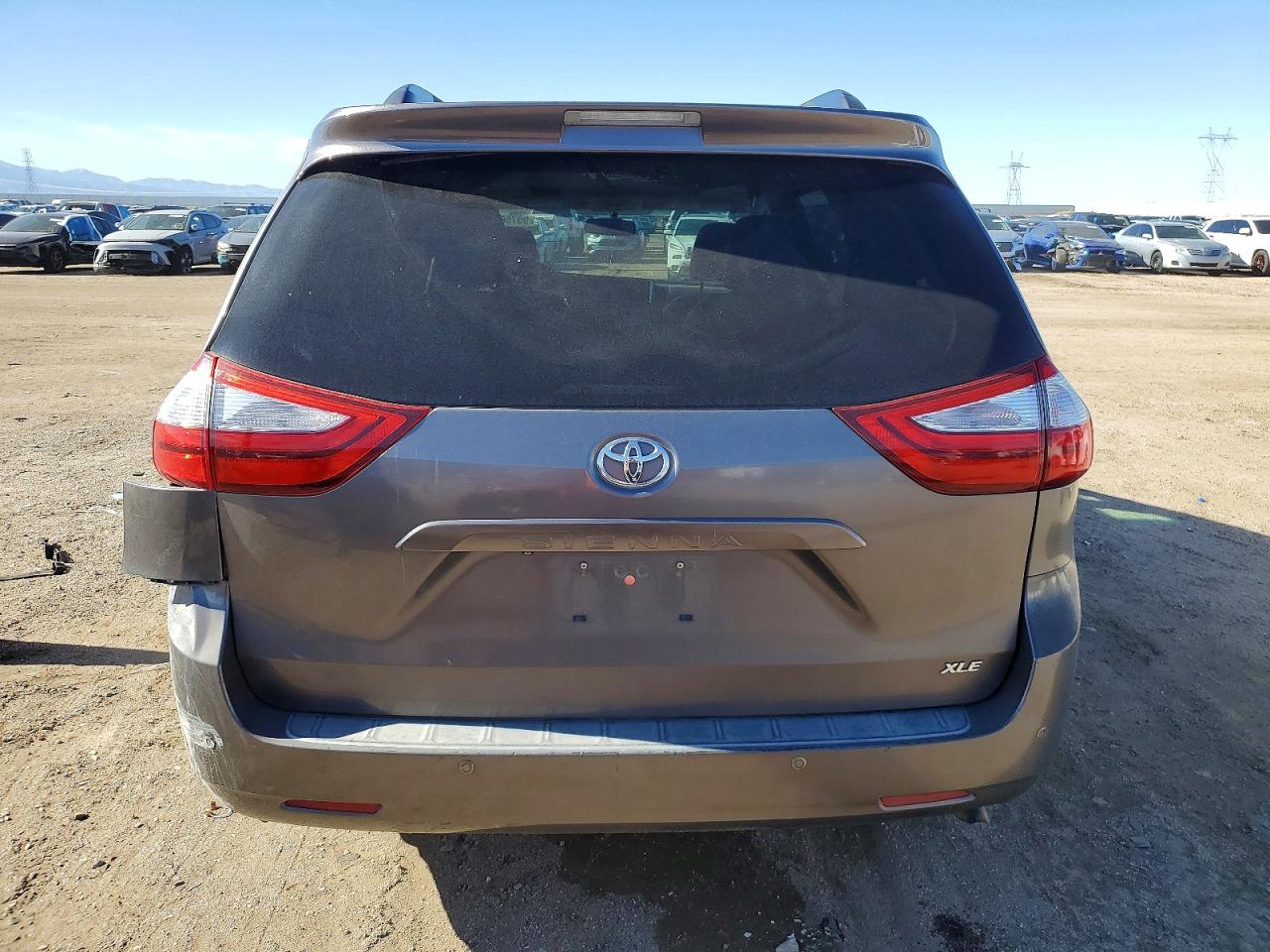 2015 TOYOTA SIENNA XLE photo 6