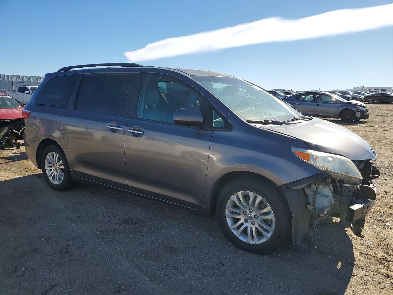 2015 TOYOTA SIENNA XLE photo 4