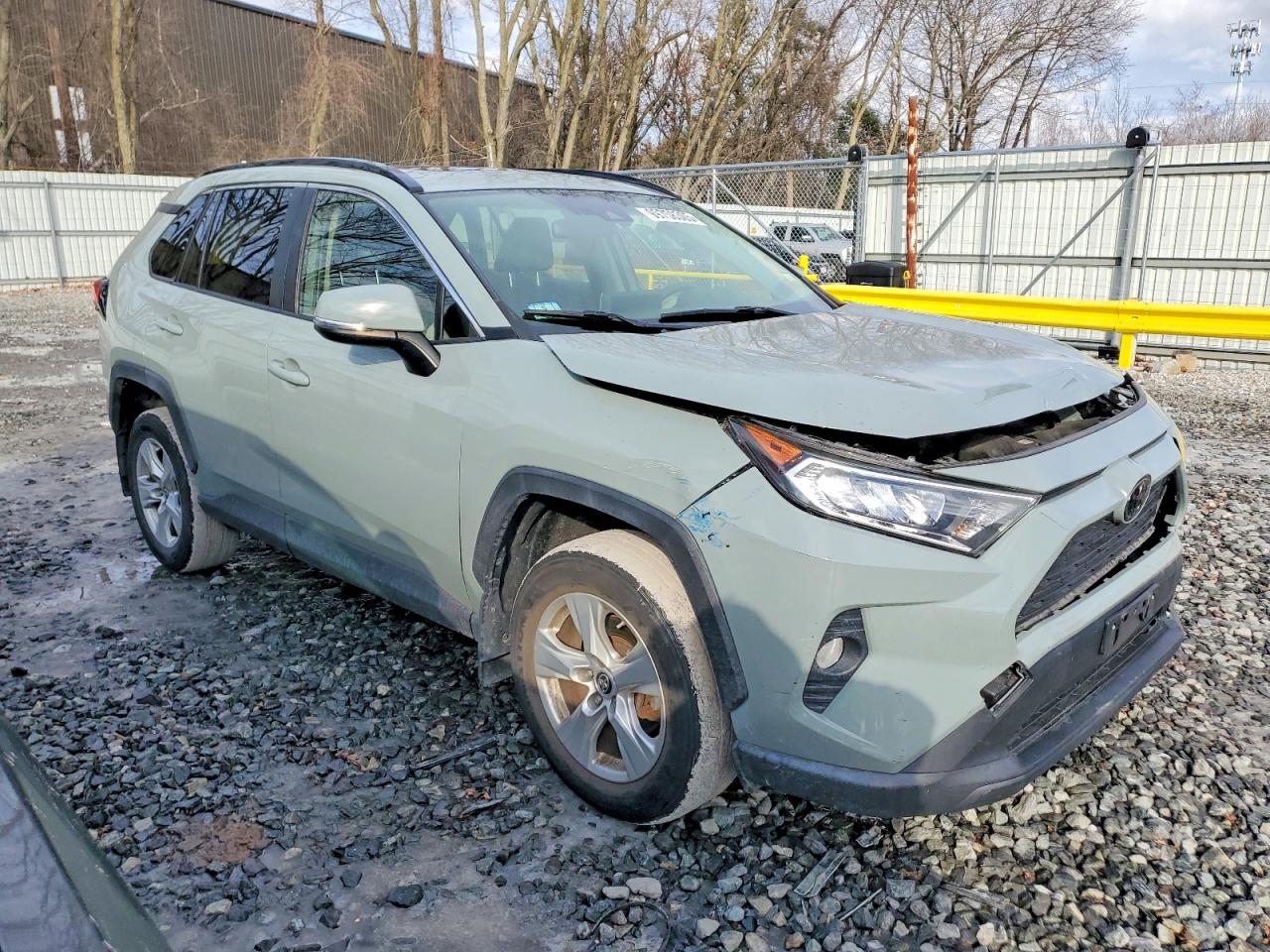 2019 TOYOTA RAV4 XLE photo 4