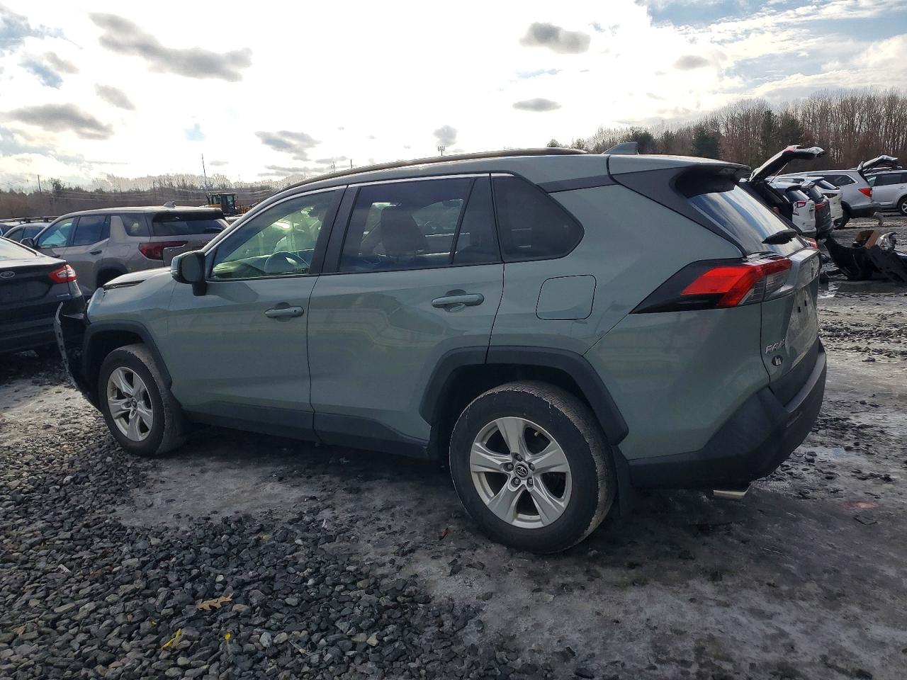 2019 TOYOTA RAV4 XLE photo 2