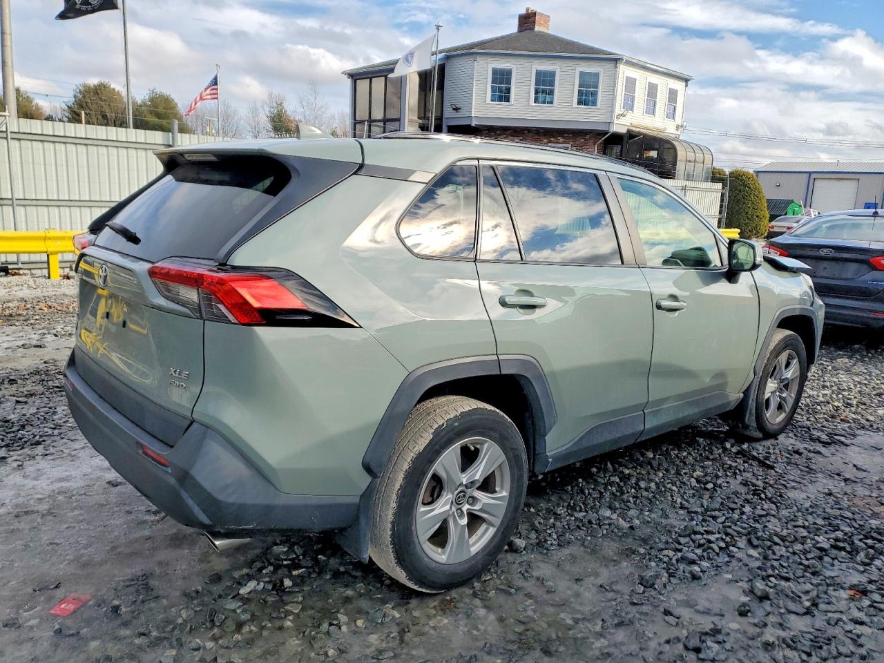 2019 TOYOTA RAV4 XLE photo 3