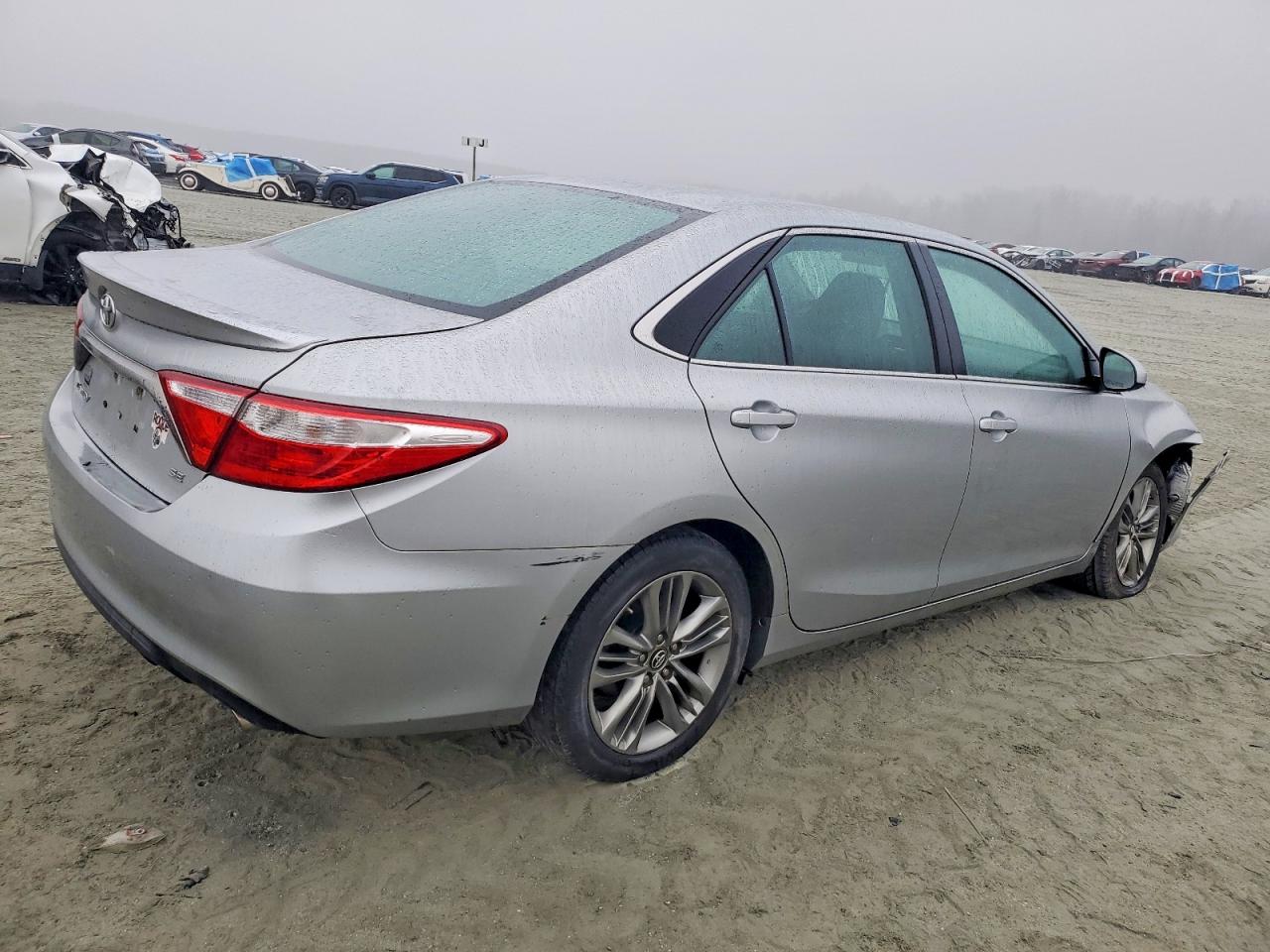 2016 TOYOTA CAMRY LE photo 3
