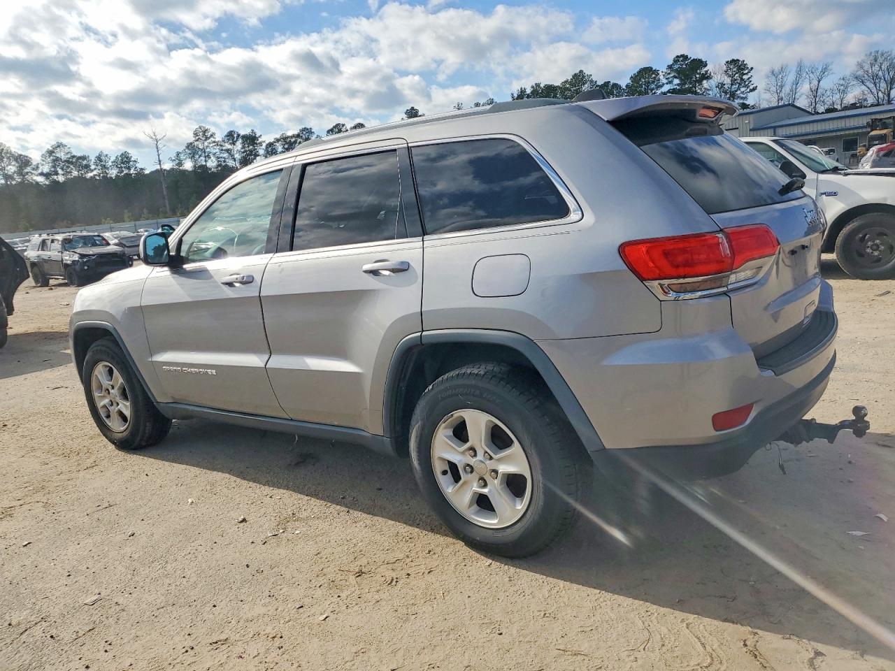 2015 JEEP GRAND CHEROKEE LAREDO photo 2