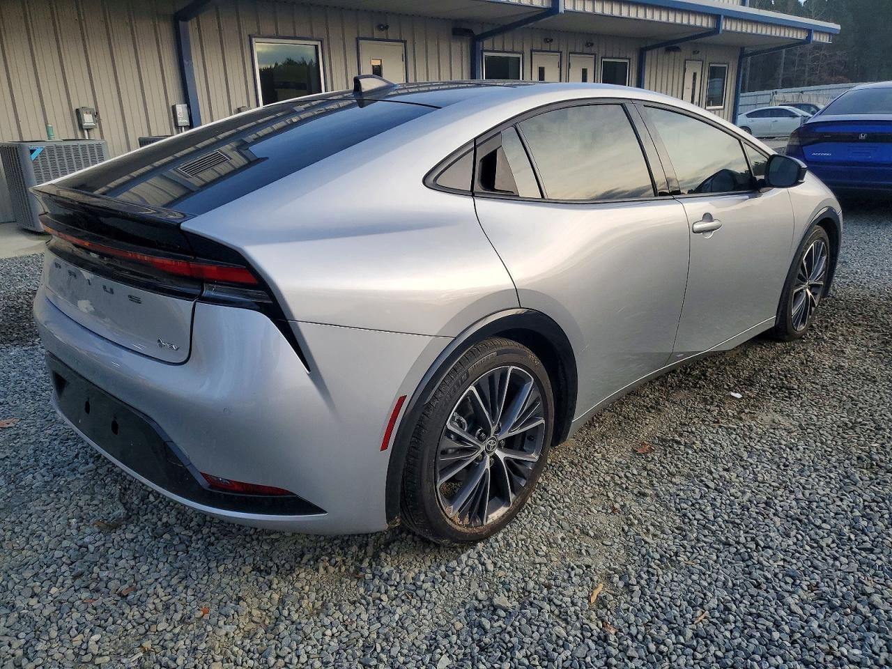 2025 TOYOTA PRIUS LE photo 3